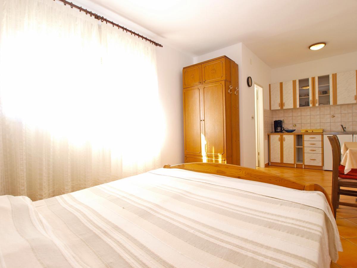 Apartments Mirela 1554 พูลา ภายนอก รูปภาพ