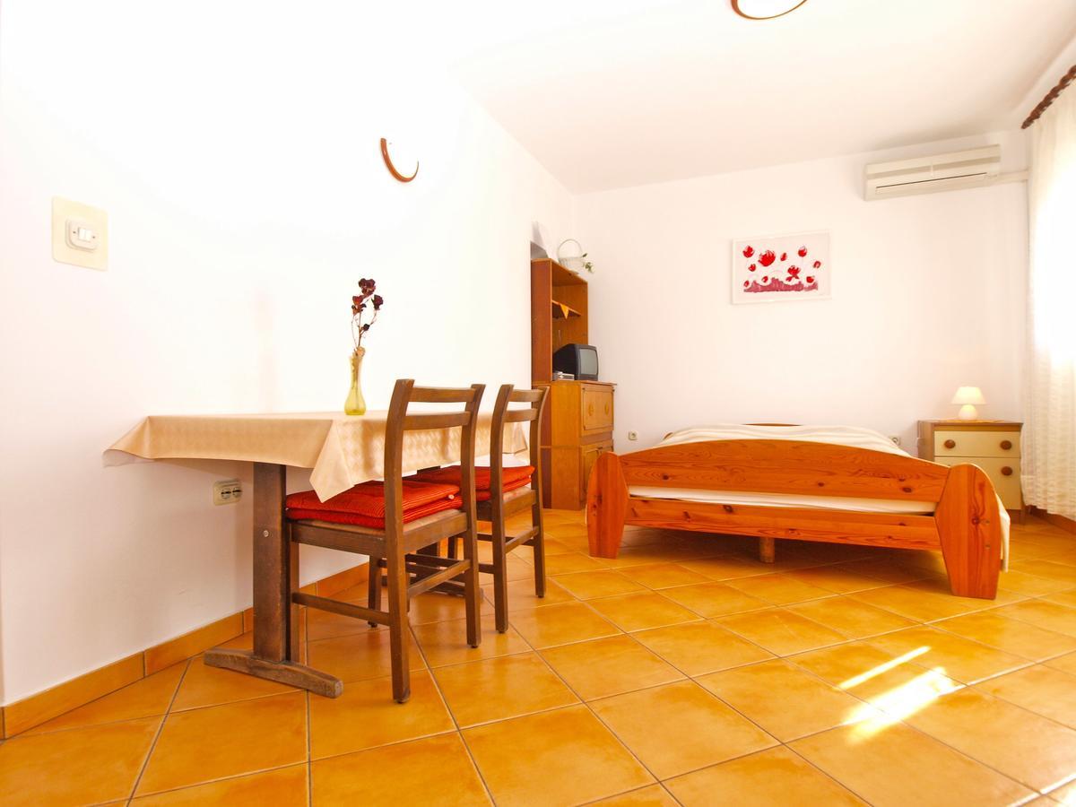 Apartments Mirela 1554 พูลา ภายนอก รูปภาพ