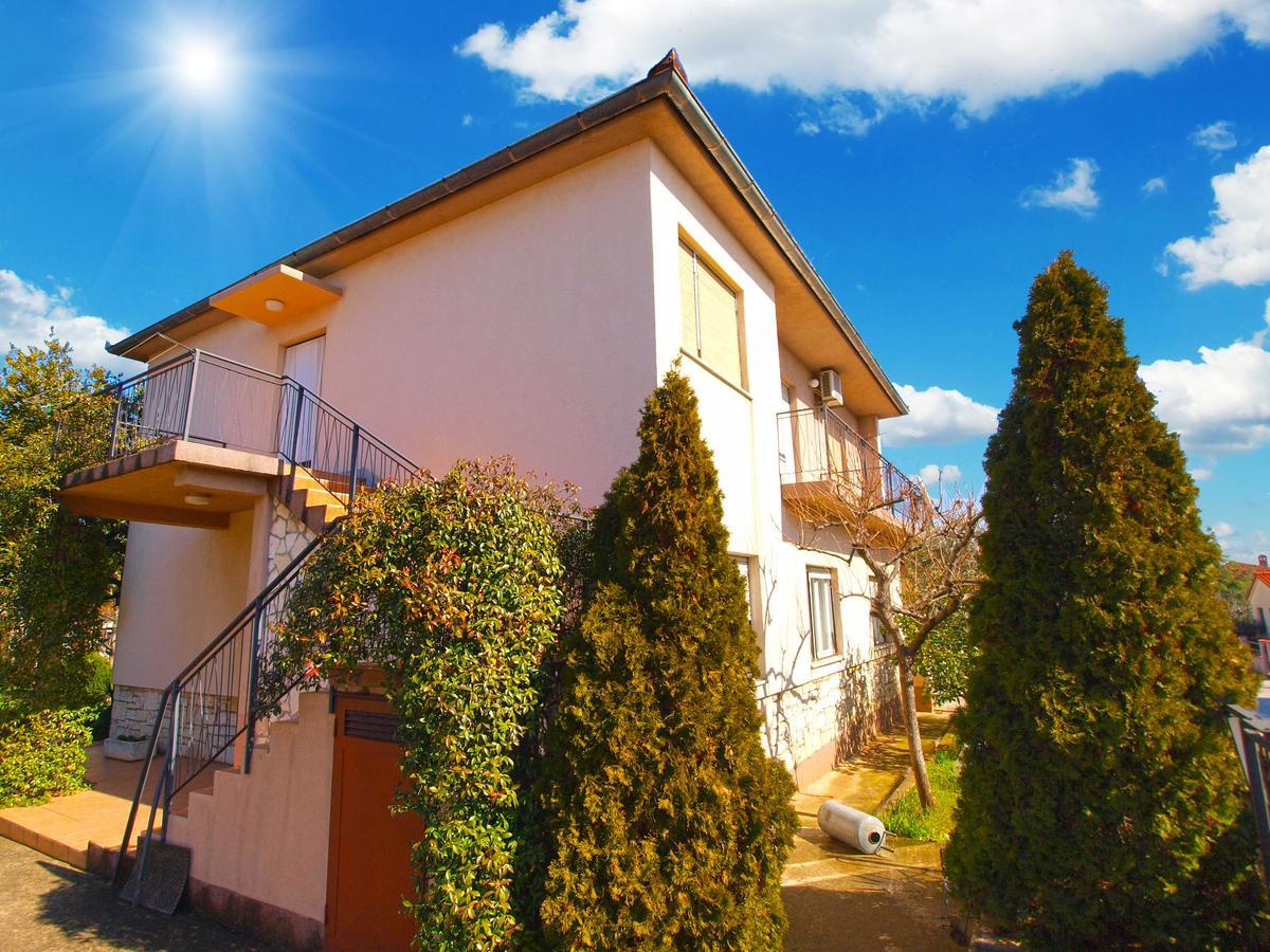 Apartments Mirela 1554 พูลา ภายนอก รูปภาพ