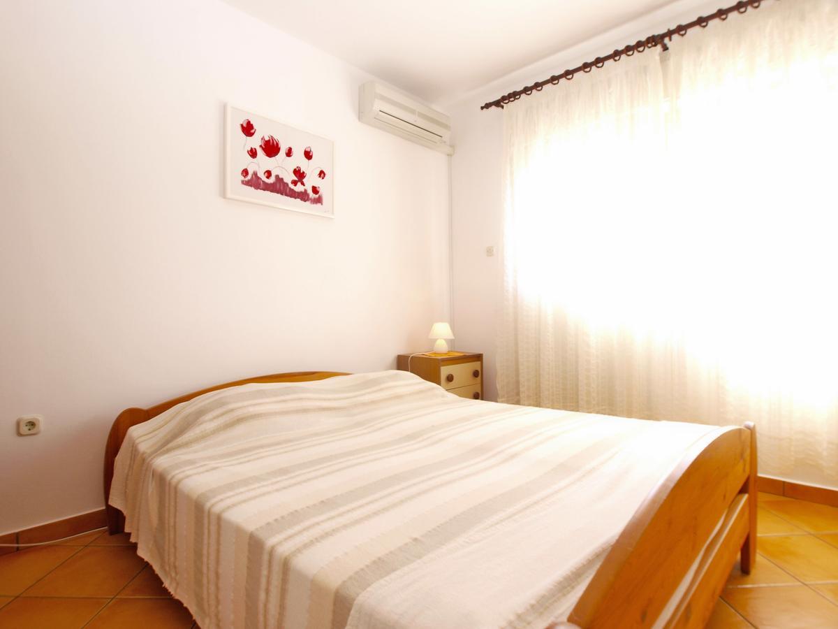 Apartments Mirela 1554 พูลา ภายนอก รูปภาพ