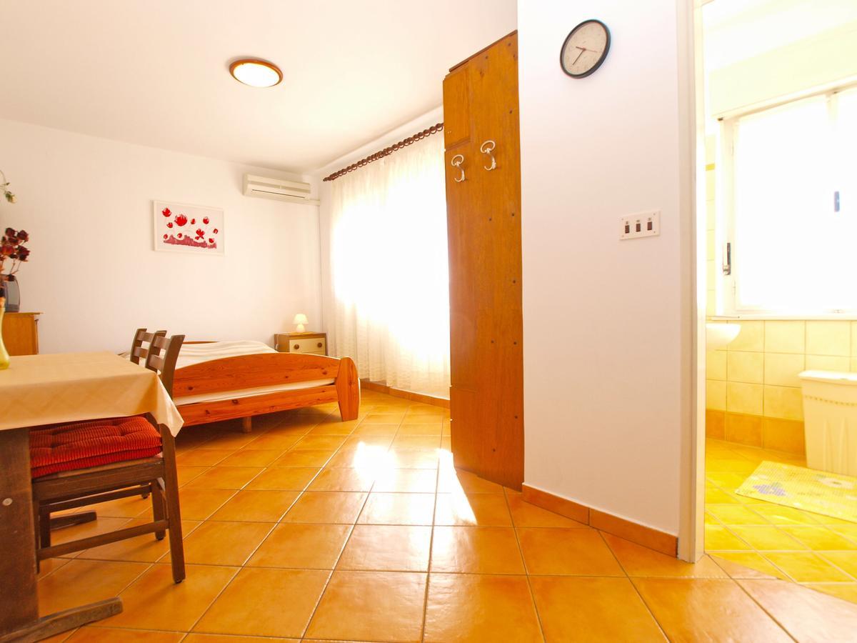 Apartments Mirela 1554 พูลา ภายนอก รูปภาพ