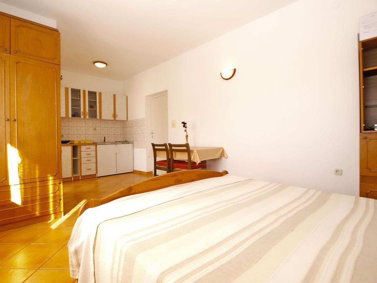 Apartments Mirela 1554 พูลา ภายนอก รูปภาพ