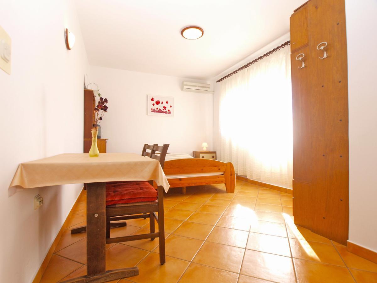 Apartments Mirela 1554 พูลา ภายนอก รูปภาพ