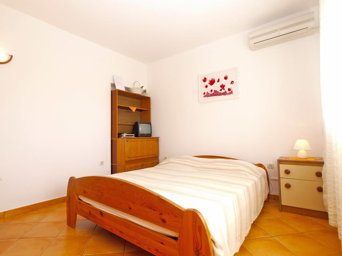 Apartments Mirela 1554 พูลา ภายนอก รูปภาพ