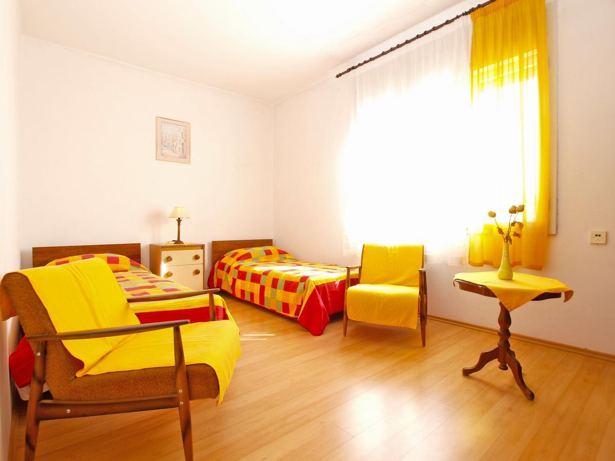 Apartments Mirela 1554 พูลา ภายนอก รูปภาพ